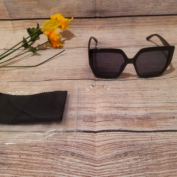 ✨️Last1❗️Black Thick Frame Sunglasses ✨️ - Picture 10 of 11